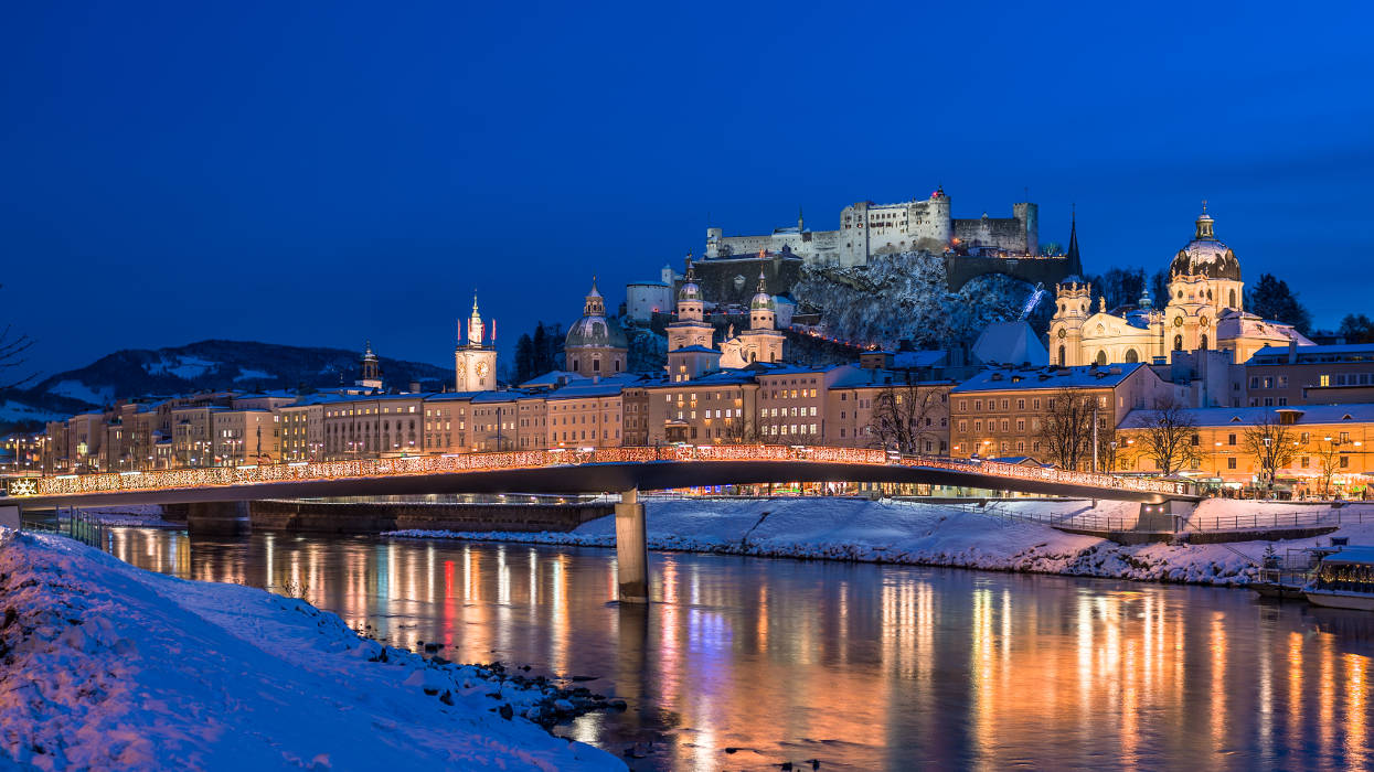 Die festlich beleuchtete Stadt Salzburg im Advent